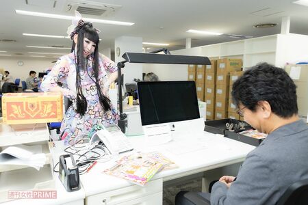 編集長に「スクープ」の入った宝箱を差し出す天功さん　撮影／矢島泰輔