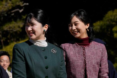 愛子さまと佳子さまのパールとおそろいヘアで「姉妹コーデ」と天皇家と秋篠宮家が茶会で見せた「絆のリンクコーデ」