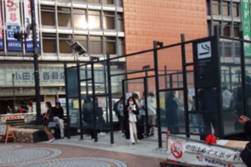 新宿駅・西口ロータリー内に2020年4月より新設された喫煙所。路上でタバコを吸う人も少なく、分煙パネルに囲まれているため煙も外に漏れていない