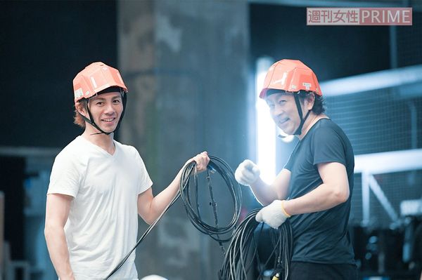 【8】20:50終演とともに撤収作業が始まり、俳優たちも息つく間もなく参加。女性陣は楽屋の清掃、男性陣は照明などのバラシ作業を手伝う。主演だからといって、特別待遇はなし。鈴木もヘルメットをかぶって、スタッフと作業　撮影／渡邊智裕