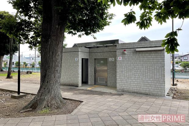 投棄現場から徒歩2～3分にある公園のトイレ。ここで用を足すことはできなかったのだろうか……