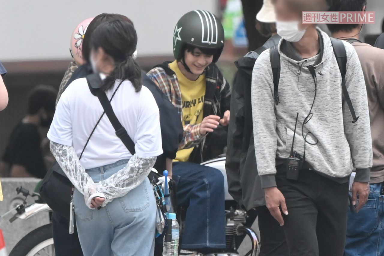 2022年、ドラマ『六本木クラス』のロケでバイクにまたがる鈴鹿央士
