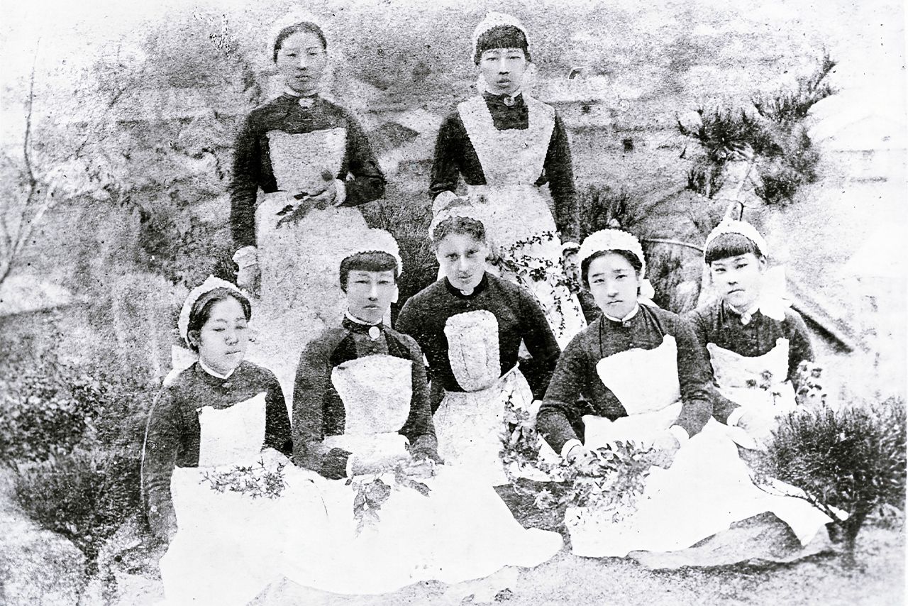 桜井女学校附属看護婦養成所の第一期生の修了式の日の写真。前列右から2人目が大関和。前列左から2人目がもう1人の主人公モデル鈴木雅　写真／医療法人知命堂病院提供