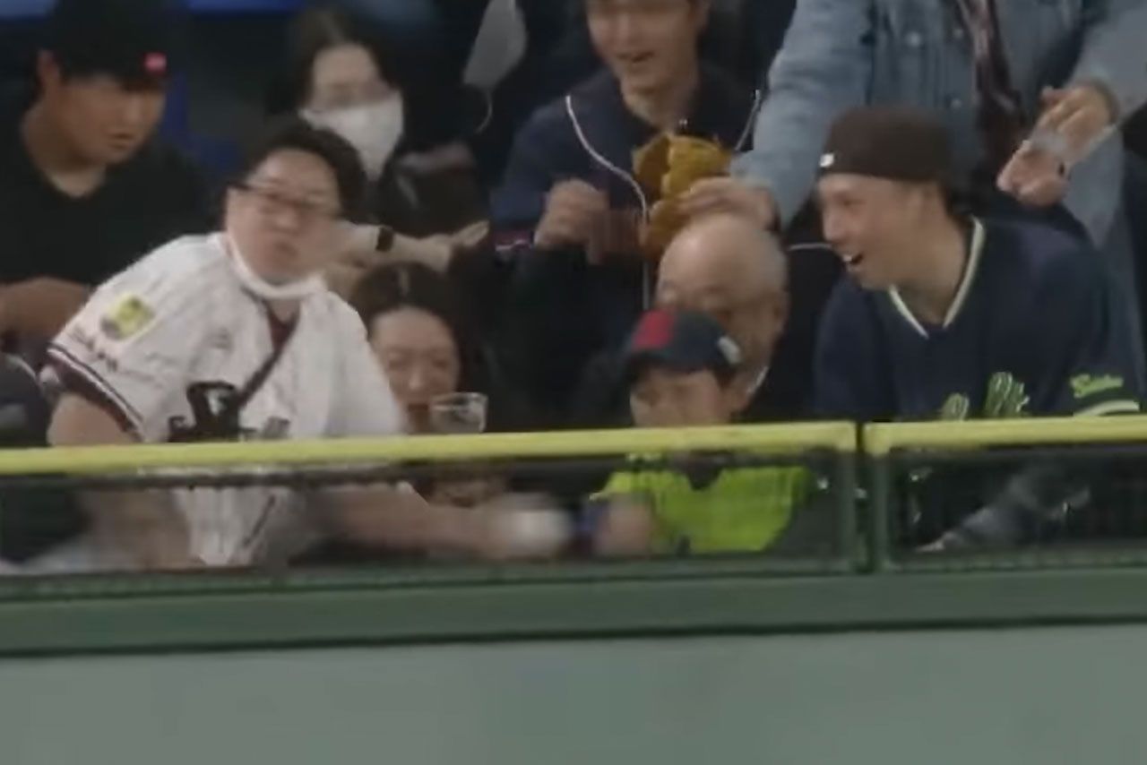 5月2日の「巨人VSヤクルト戦」での騒動の原因となったシーン(『DRAMATIC BASEBALL』チャンネルより)