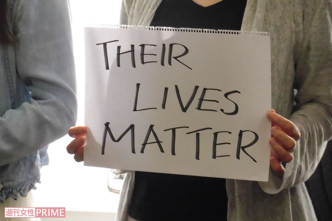 再発防止策などを訴える抗議文を新宿区役所に提出する際に掲げた紙（筆者撮影）