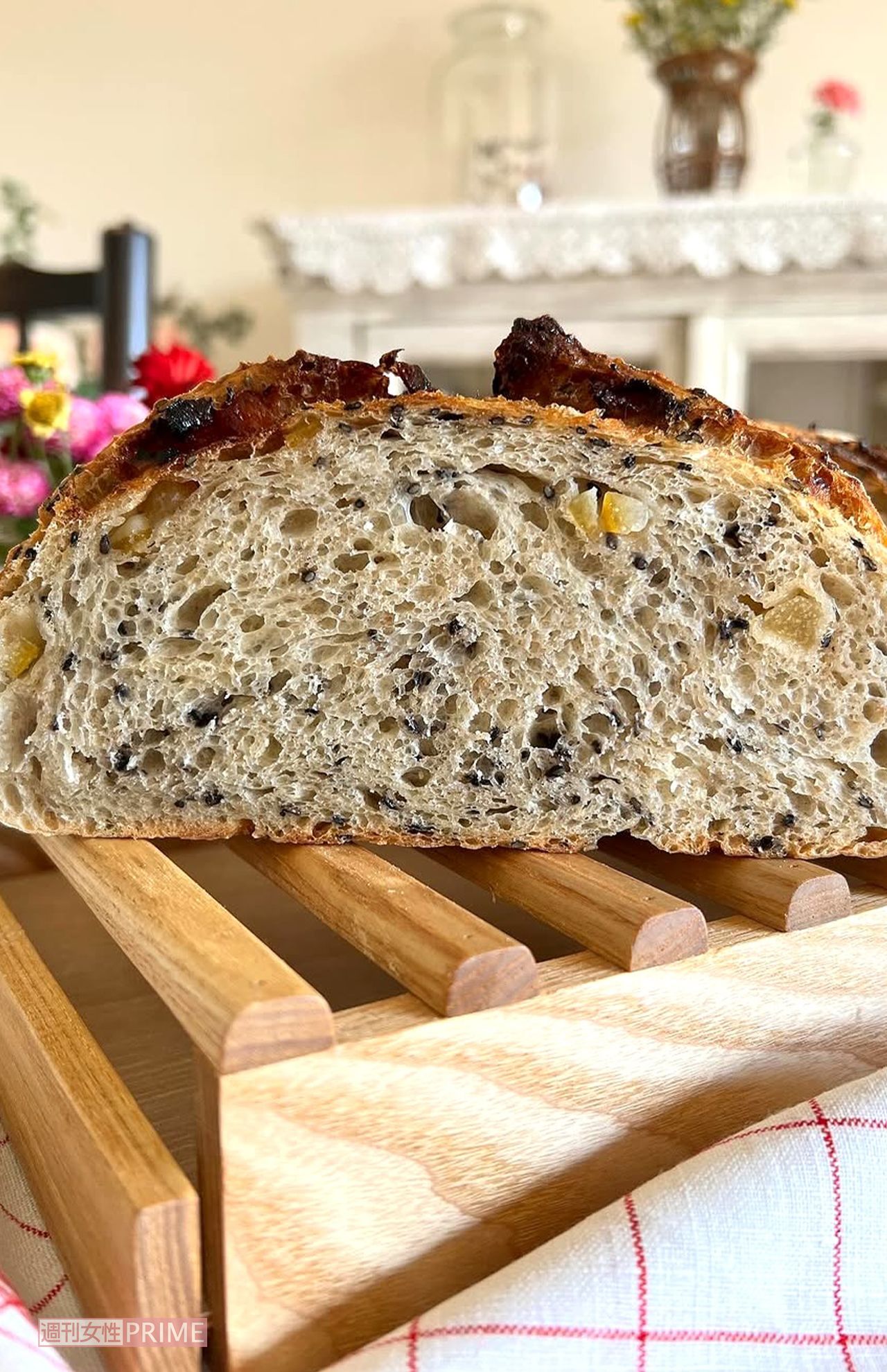 YouTubeやインスタでも紹介している自家製のカンパーニュ。夫と自分が食べるパンはすべて手作りしている　写真提供／pokkomaさん