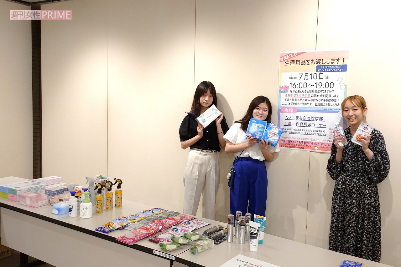 配布会では生理用品をはじめ、食品や生活用品も配布。中央が代表の河野さん