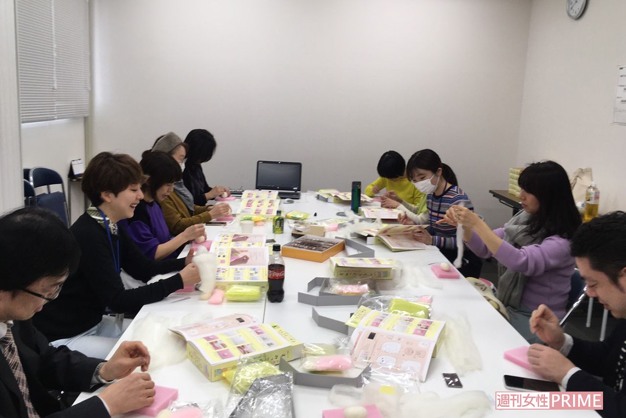 『ニードルフェルトですみっコぐらし』製作会を実施。初心者ばかりだったが、綿を針で刺すことで形になっていくのが面白く、大の大人でもハマる人が続出。無心で針を刺すことはストレス解消にもなると大満足だった