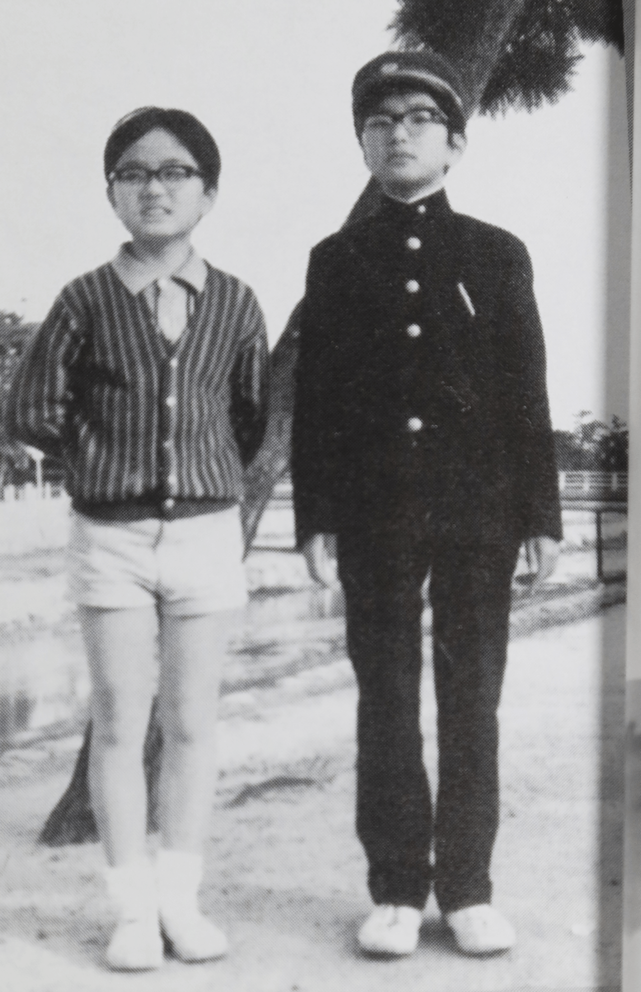 灘中学校に合格して弟と。弟は兄を慕ってメガネをまねしていたという。後に、和田さんは弟に受験法を伝授して東大に合格させた