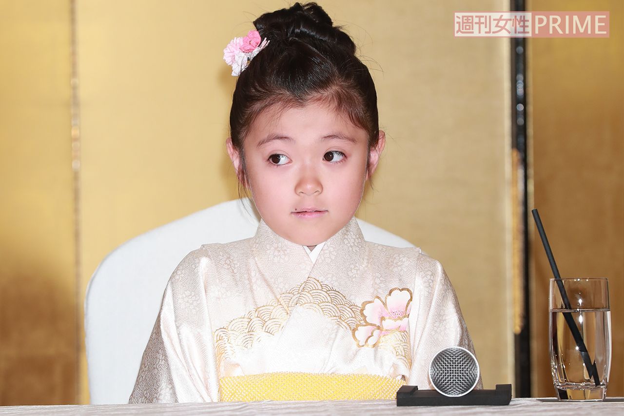 少し緊張した面持ちで会見に　撮影／森田晃博