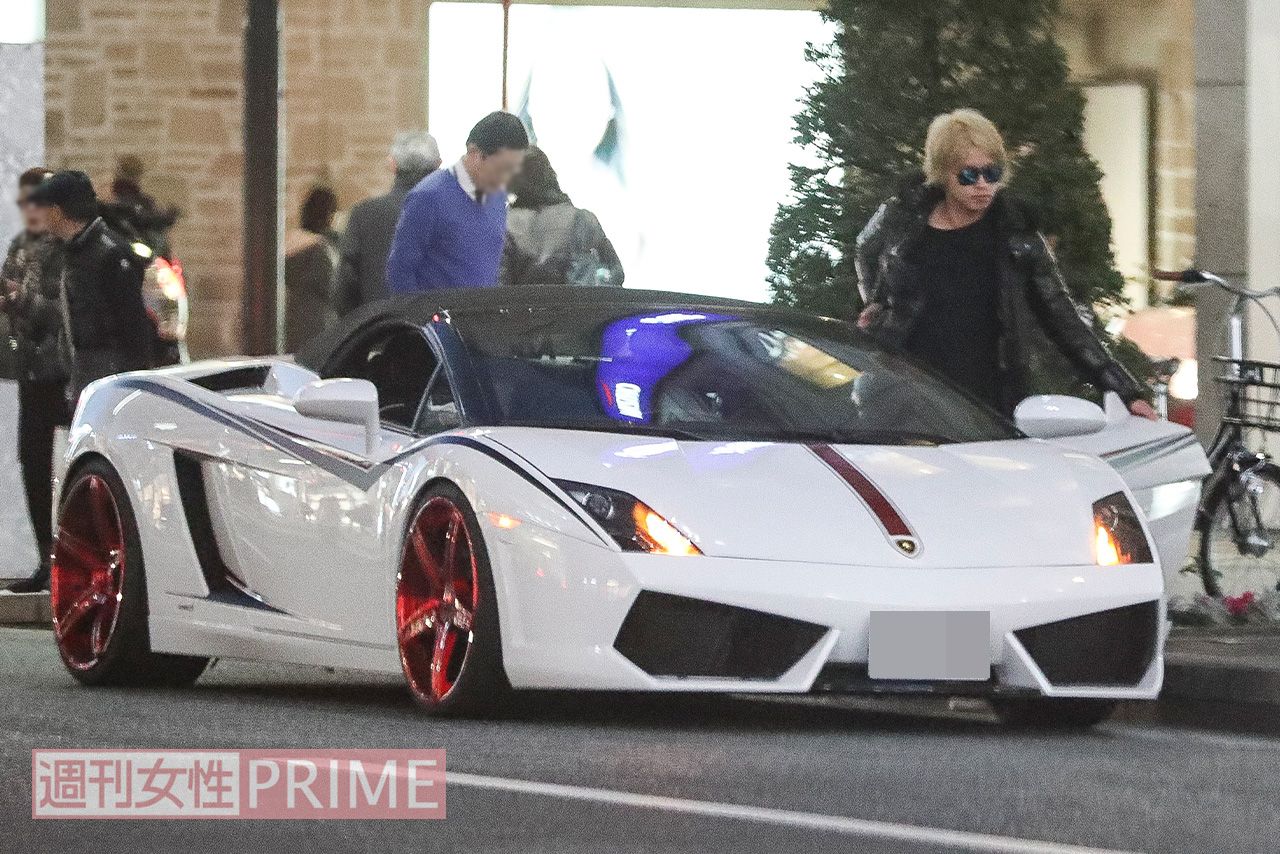 2017年11月、愛車のランボルギーニで銀座にやってきた手越