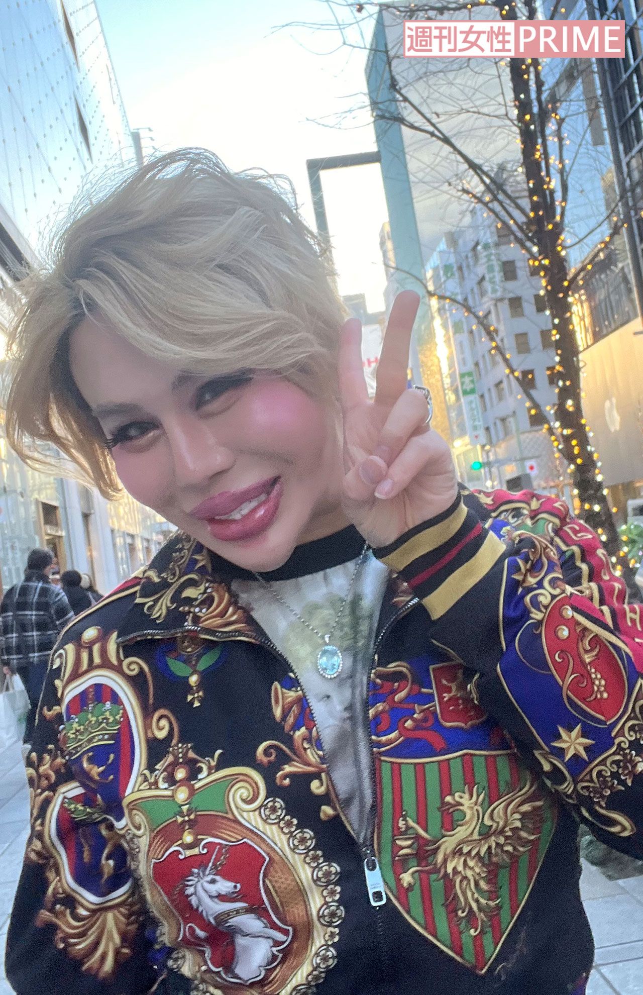 銀座で撮影中にピースするアレン