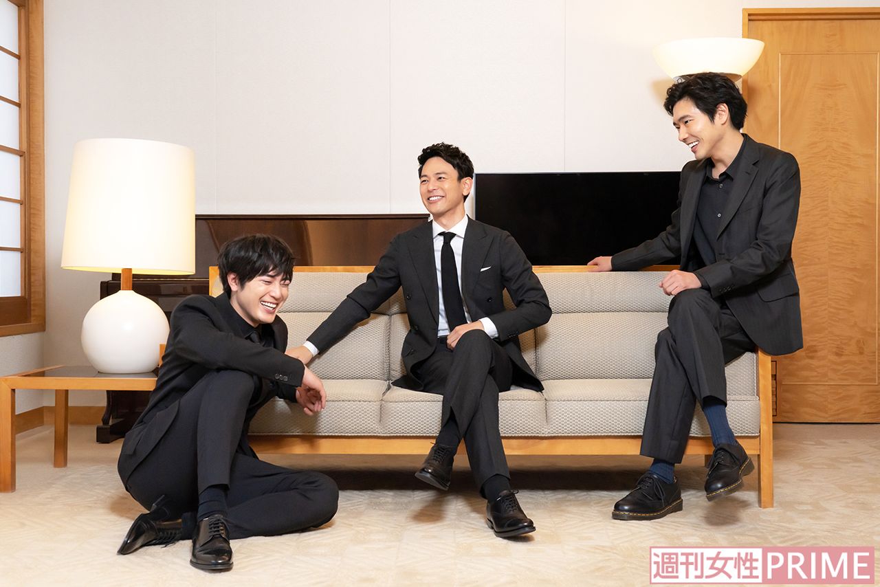 （左から）間宮祥太朗・妻夫木聡・柄本佑　撮影／佐藤靖彦