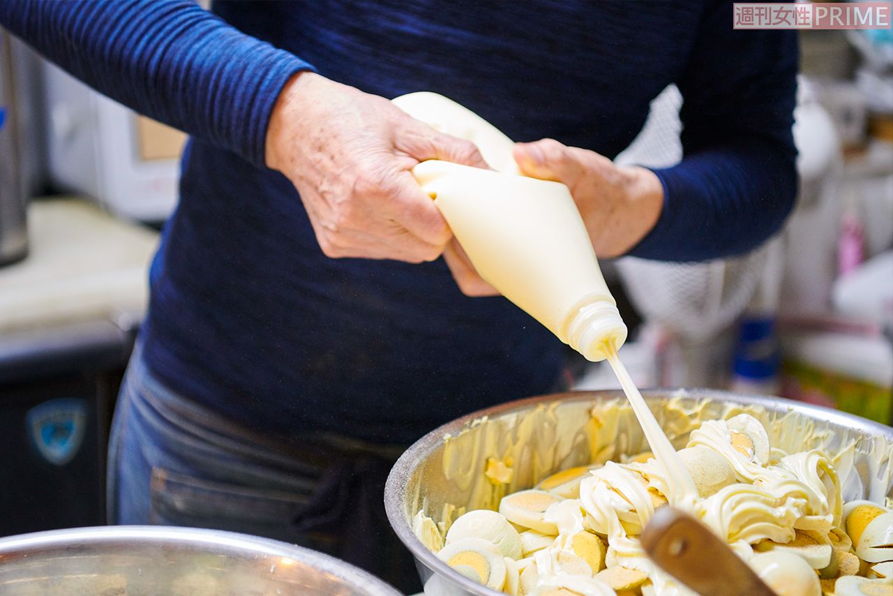 原口さんの手には、卵をマヨネーズであえる際にできたというタコが　撮影／山田智絵