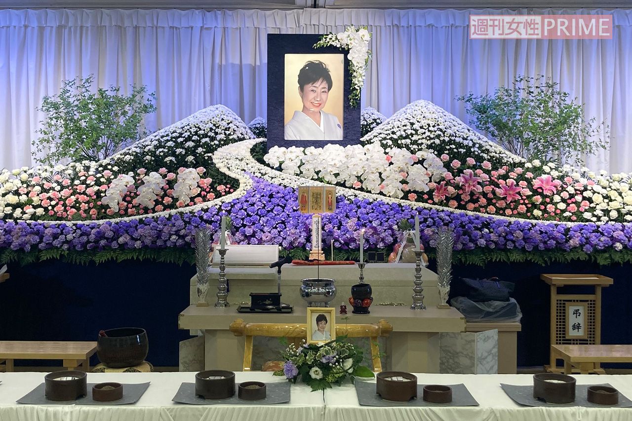 祭壇には中村玉緒さんが好きだったシャネルの香水やタバコが飾られた