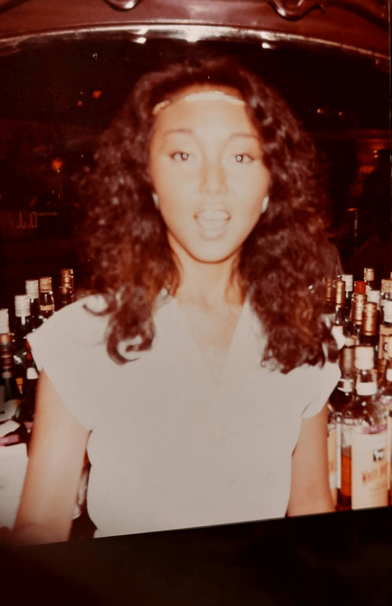 娘のクリスタル・ケイにそっくりな若きシンシア。横須賀のスナックで働いていたころ、運命の恋に落ちた