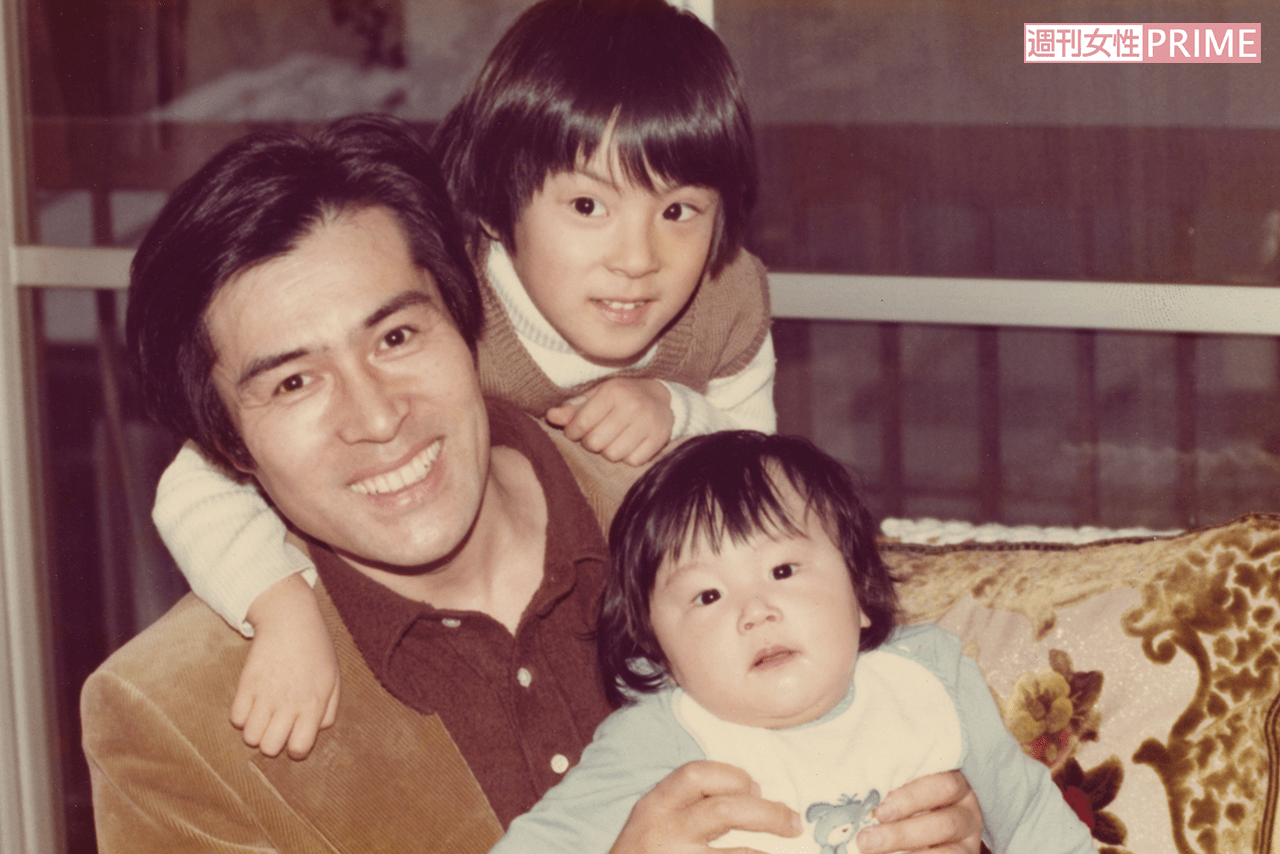 '81年、自宅での父と子たち。剛さんは仕事が終わると、まっすぐ家族のもとへ