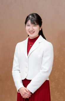 22歳のお誕生日に際して配信された“紅白”の装いの愛子さま。振り返れば、雅子さまが浩宮さま（当時）に初めて会われたのも22歳（提供／宮内庁）