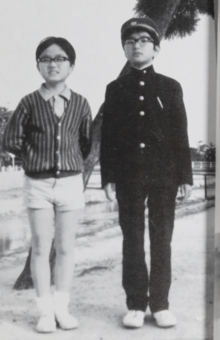 灘中学校に合格して弟と。弟は兄を慕ってメガネをまねしていたという。後に、和田さんは弟に受験法を伝授して東大に合格させた