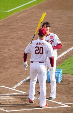 11月23日のファン感謝デーで“デッドボールコント”を繰り広げた安樂智大と内星龍（ファンSNSより）