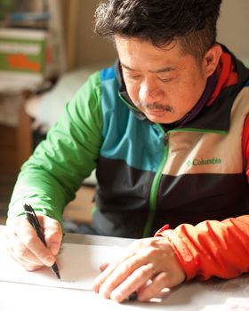 村山浩三さん◎むらやま・こうぞう『村和』三代目。高校卒業後、貝類の仲卸を経験しテリー伊藤率いるテレビ制作会社に入社。さまざまな葛藤、心の旅の果てに家業を継ぐことを決意