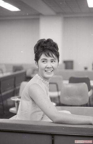 1964年の梓みちよさん（享年76）。最後に発表した『こんにちは赤ちゃん』が大ヒットを記録する