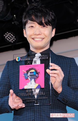 『第8回CDショップ大賞2016授賞式』。アルバム『YELLOW DANCER』で見事、大賞に。4度目の正直で「思いが伝わってうれしい」と笑顔　撮影／週刊女性写真班