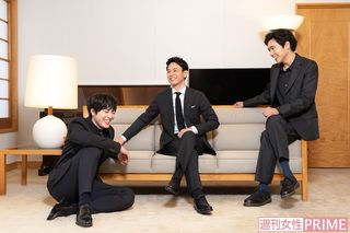 （左から）間宮祥太朗・妻夫木聡・柄本佑　撮影／佐藤靖彦