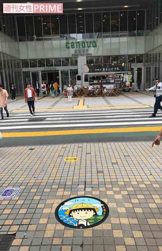 新静岡駅前に設置された、ちびまる子ちゃんのマンホール