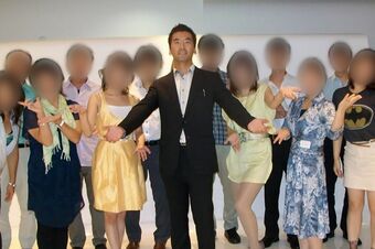 主催する異業種交流会では女性に囲まれポーズ（ブログより）