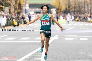 投げキスをしたのち、優勝のゴールテープを切った宇田川瞬矢選手（青学大）撮影／北村史成