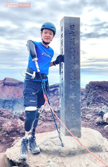 31歳のときに富士山登頂にチャレンジ。ケガもなく無事に成功。頂上では一緒に登った仲間とカップラーメンを食べて涙が出た　写真提供／山田千紘さん