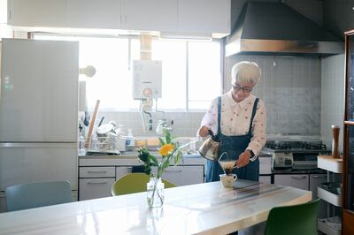 設備など古いものだが、きれいに使っているため味わいがある。ダイニングテーブルには季節のお花を飾り、心にも栄養チャージ（写真／林ひろし）『72歳、好きな服で心が弾む、ひとり暮らし』から抜粋