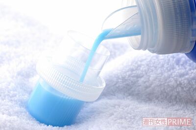 柔軟剤には「帯電防止剤」という成分が含まれているため、衣類をふんわり仕上げるだけでなく、静電気を発生させにくくもする