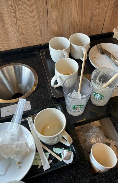 メロンフラペ発売当日の店内の下げ台。忙しかったのか、かなり荒れている