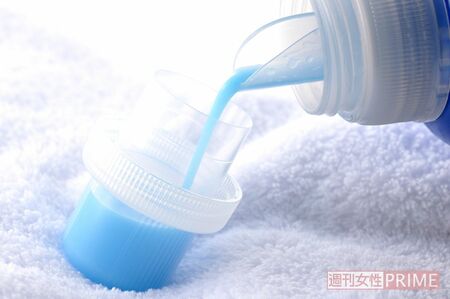 柔軟剤には「帯電防止剤」という成分が含まれているため、衣類をふんわり仕上げるだけでなく、静電気を発生させにくくもする