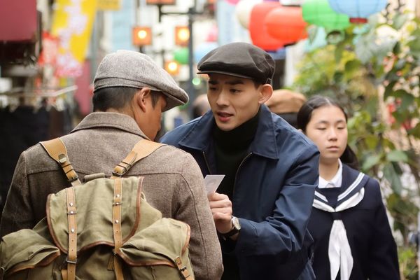 勤務の合間をぬって、行方不明の実を探し続ける（5月27日放送） (c)NHK