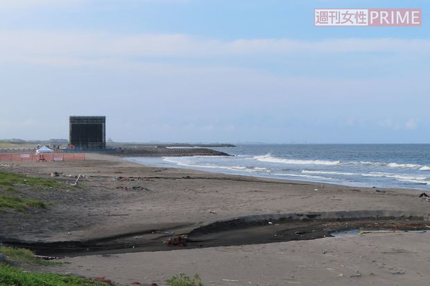隣の海岸からみたサーフィン会場。四角い建造物が邪魔をして中の様子はわからない
