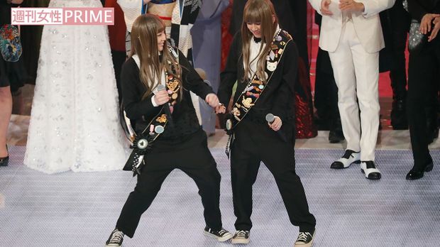 おそろいの衣装で初紅白に臨んだPUFFY。タスキにはお菓子が!?