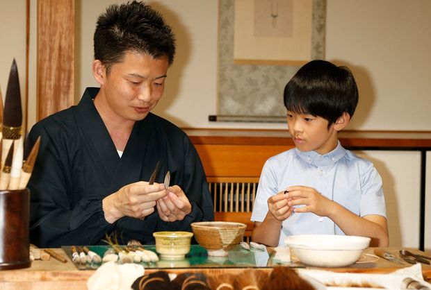 夏休みを利用して滋賀県高島市で伝統の「巻筆」づくりを熱心にご覧に（8月10日）