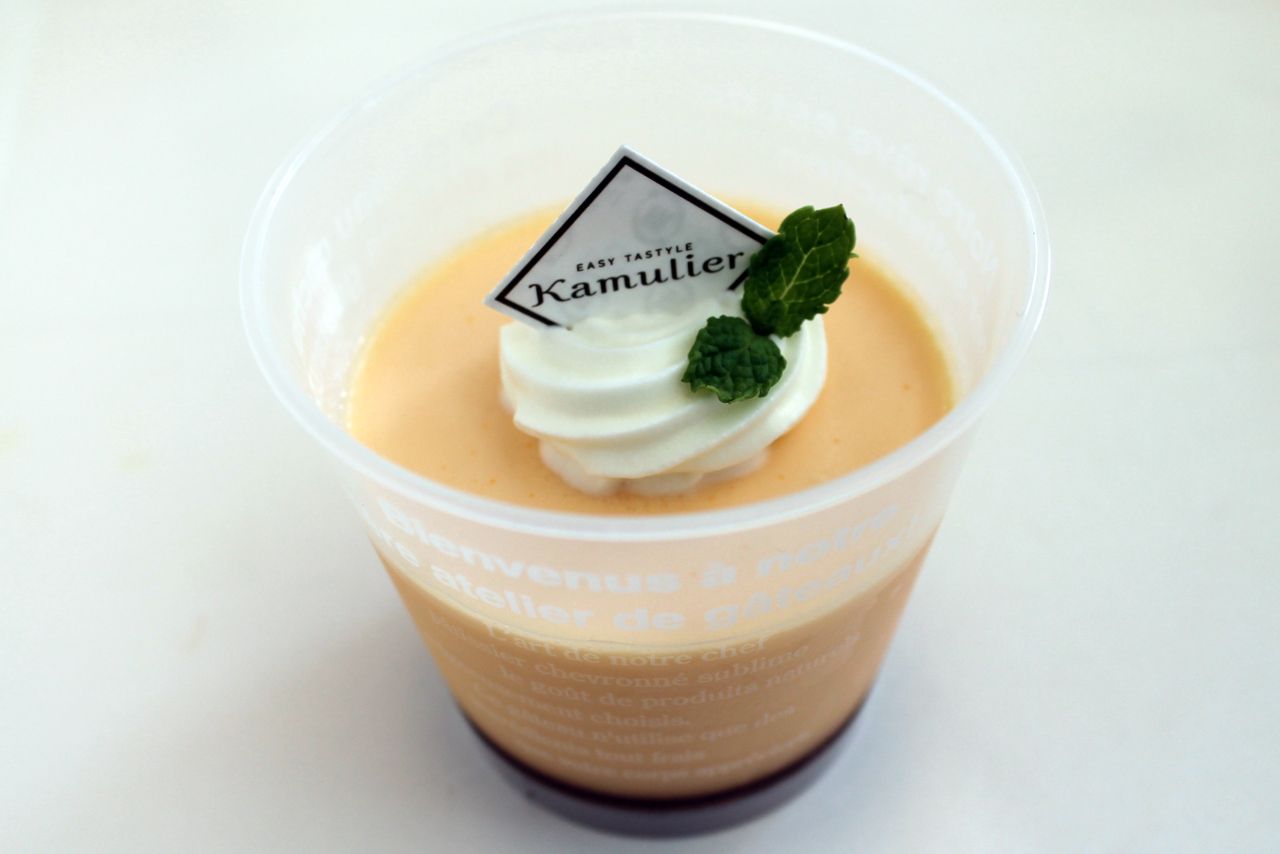 噛む力をほとんど必要としないほど、口の中でとろける新食感のプリン（300円税込み）