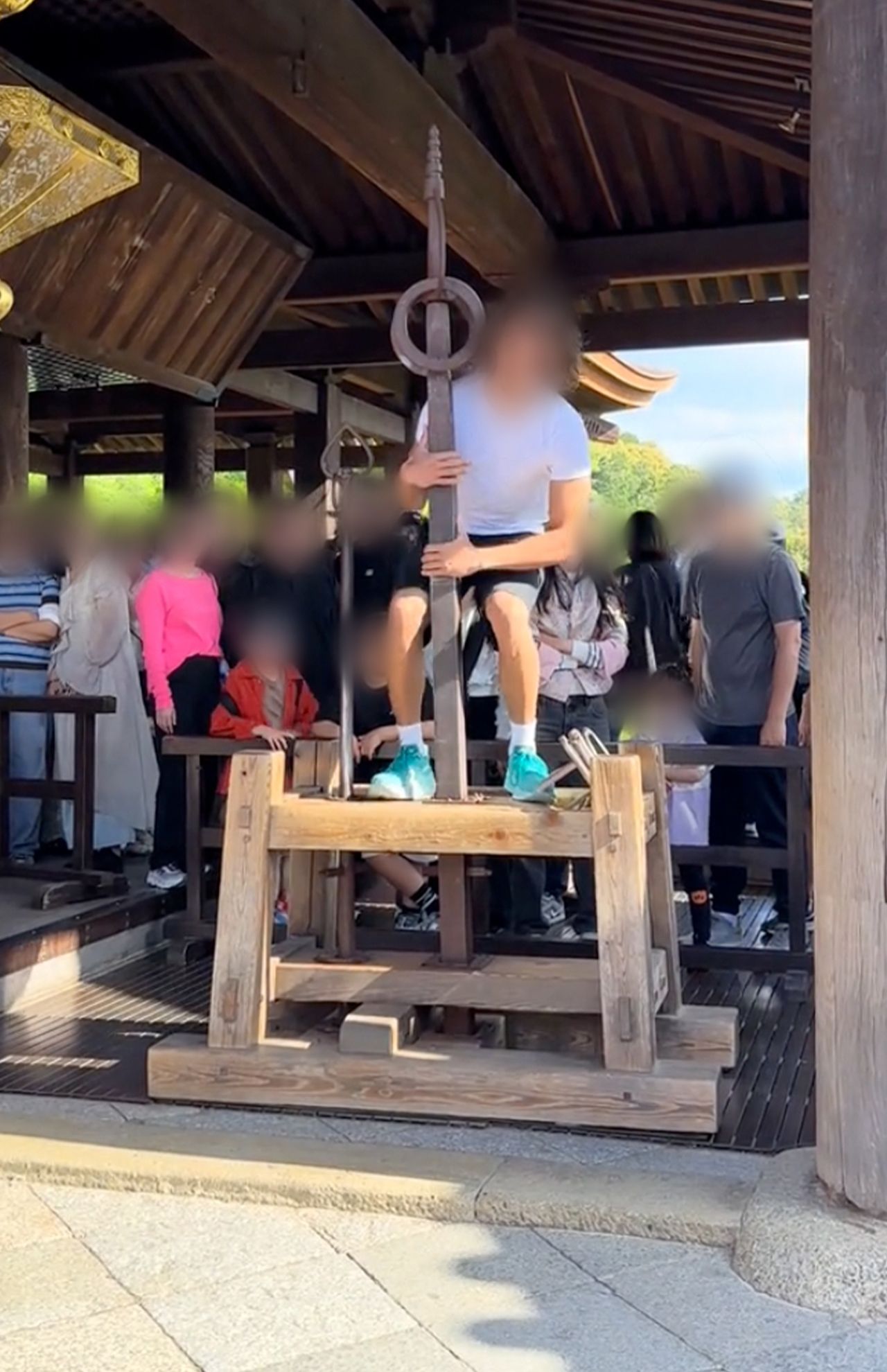 批判が殺到している柵に登って清水寺の弁慶の錫杖を抜こうとする外国人男性の動画