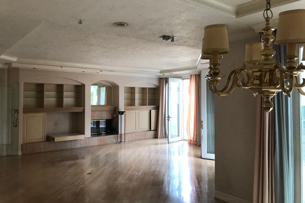 昨年5月に売りに出された都内の自宅。洋風の照明が残されていて、当時の生活感が漂っている