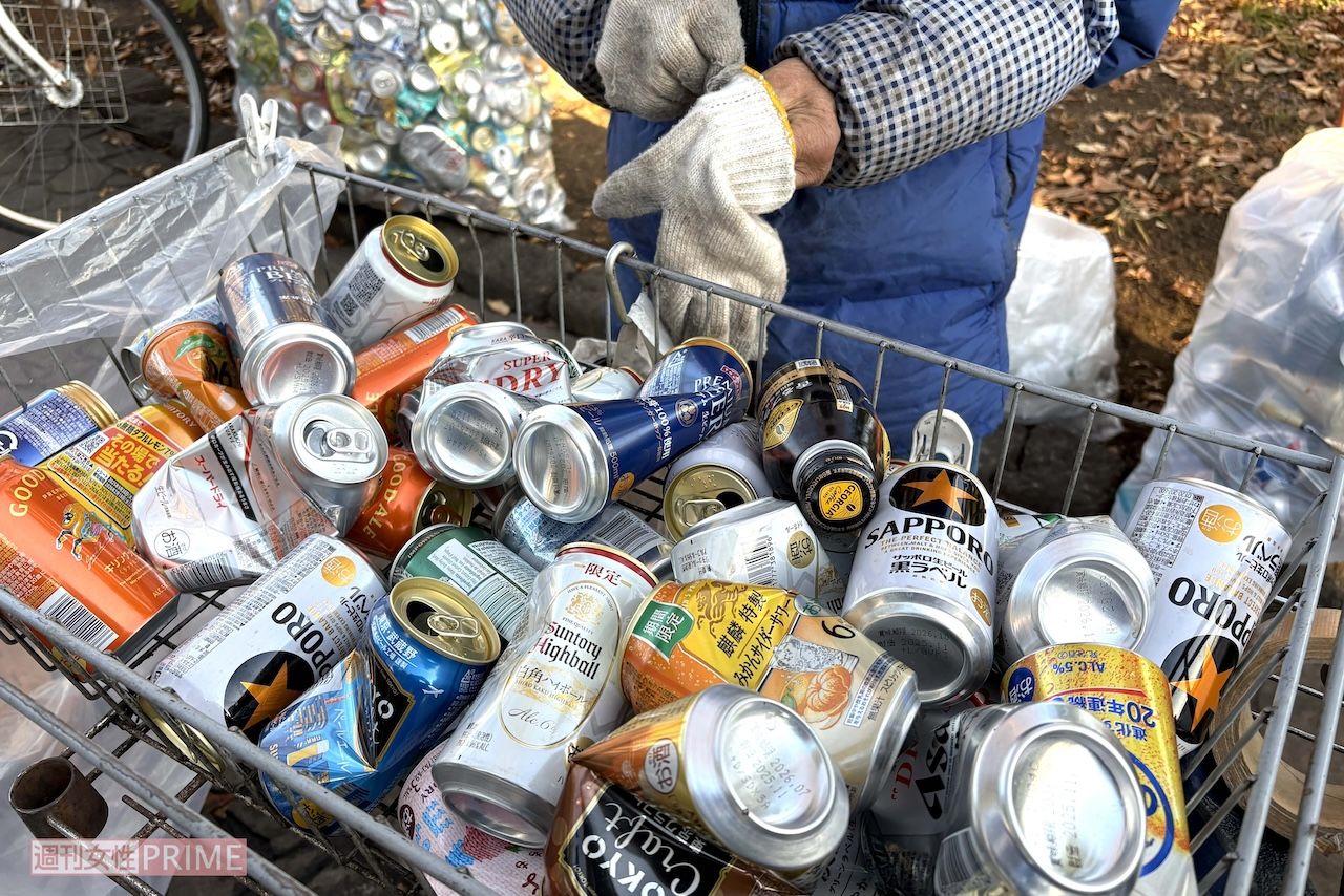 空き缶潰しの手は休めない　写真／編集部