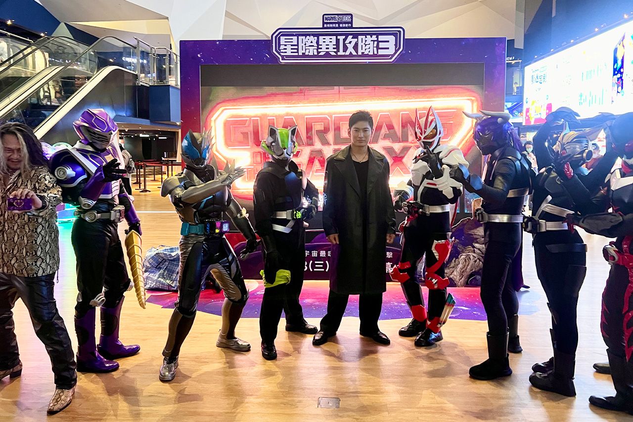 台湾で、仮面ライダーのコスプレをしたファンたちと記念撮影をする松田悟志