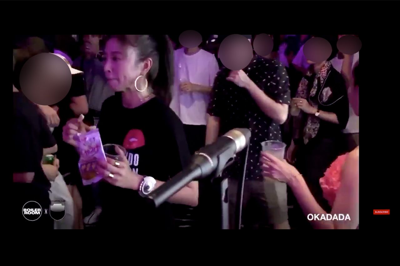 クラブで『ばかうけ ペヤングソース焼きそば風味』を一心不乱に食べる片瀬那奈（YouTubeより）