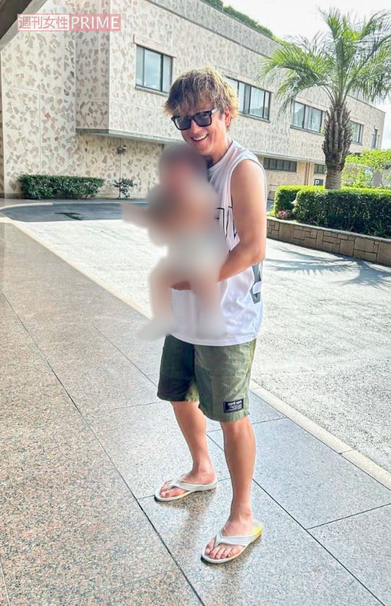 赤ちゃんを抱いて撮影に応じる上地雄輔は若々しいファッション