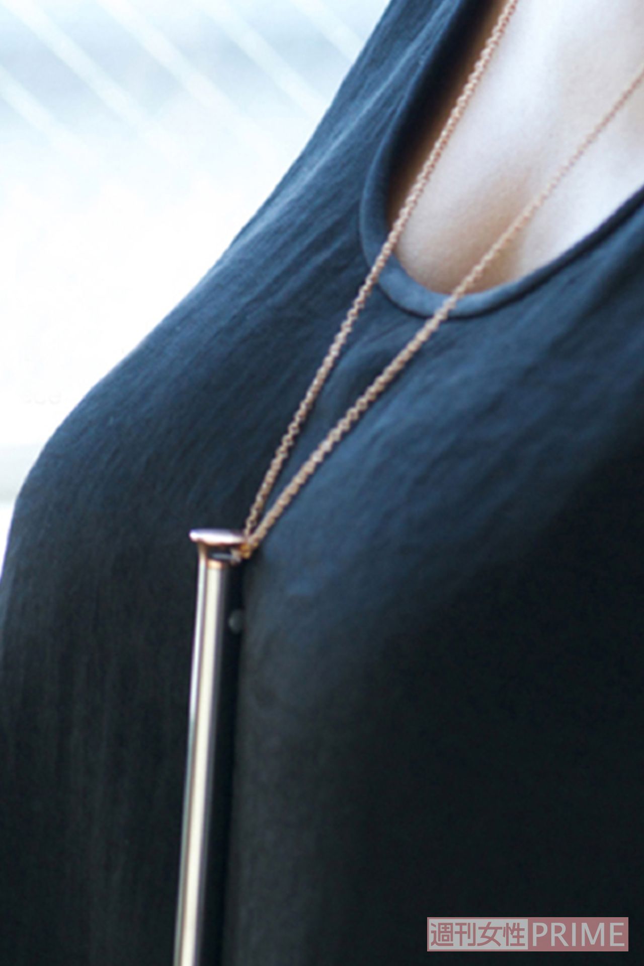 ペンダントの先端部分で4段階のバイブレーションを楽しめる。アクセサリー置き場に保管すれば、家族に触られる心配なし。