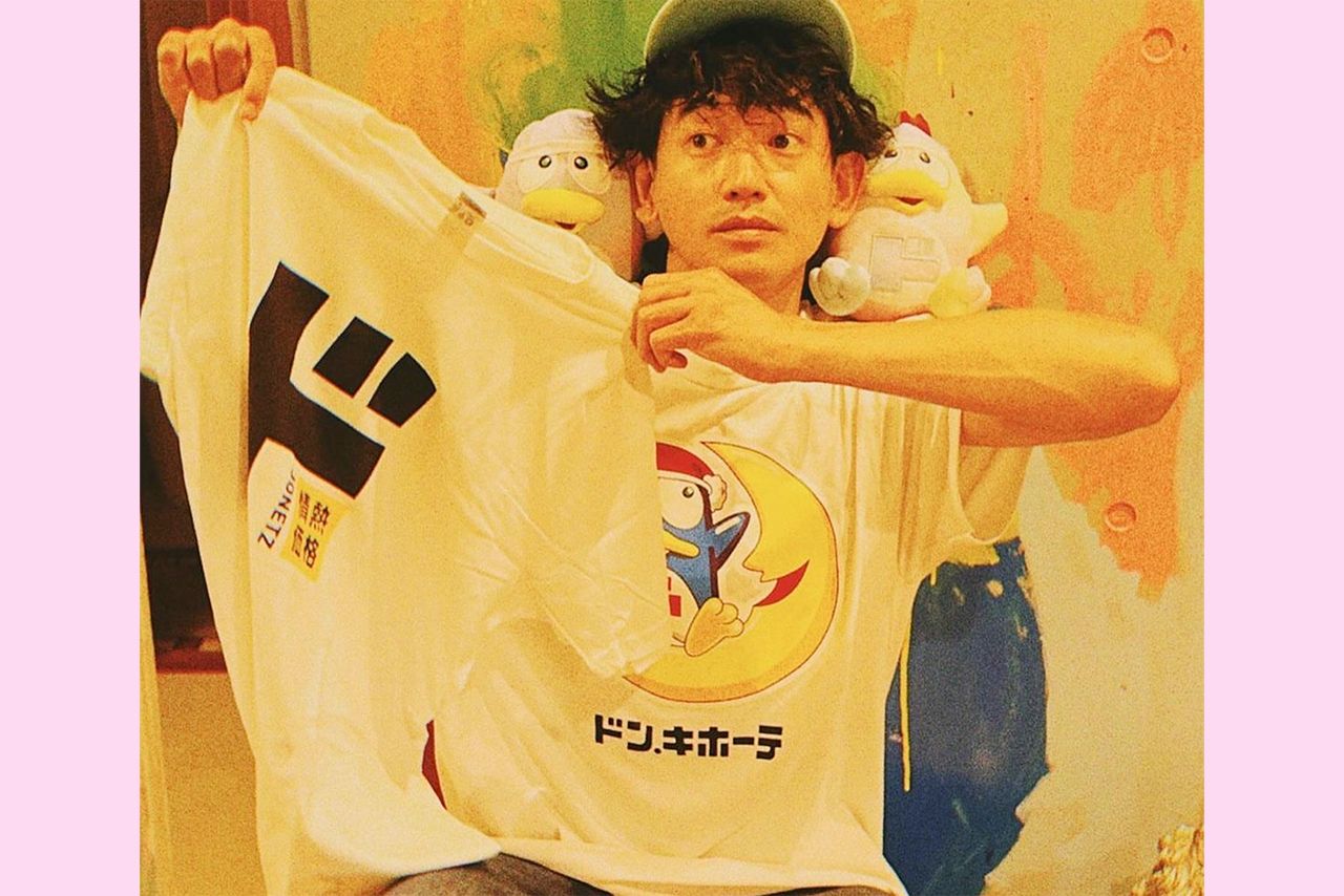 ドン・キホーテのキャラクター“ドンペン”Tシャツを着用し、店舗でお買い物。“親近感がある”と話題に（永山瑛太公式インスタグラムより）
