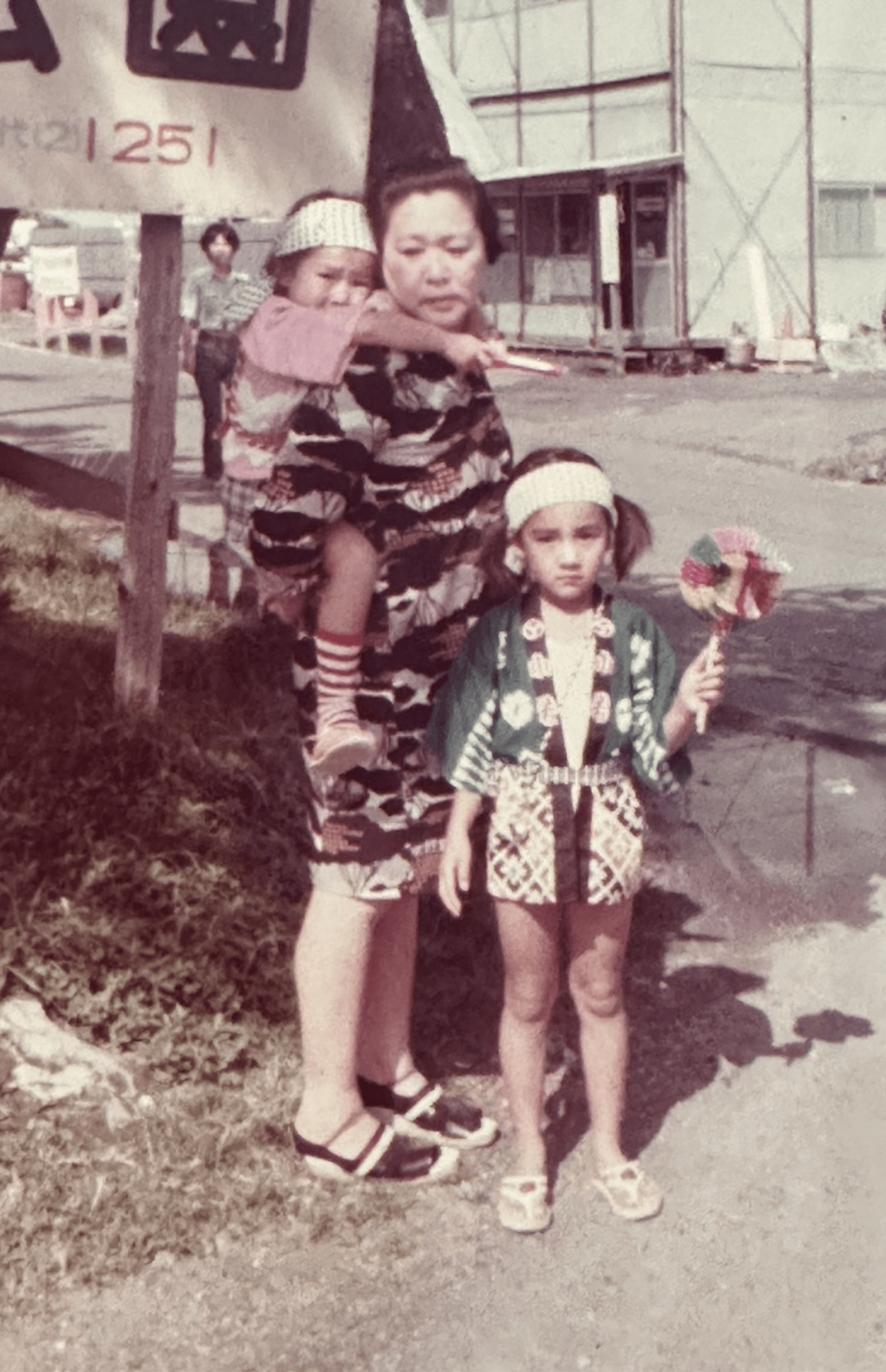 妹のあかりさんをおぶった祖母の輝子さんと大原の秋祭りに参加している5歳の北原さん